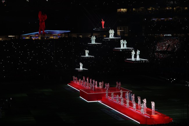 Dalam sejarah Super Bowl, halftime show selalu menyuguhkan aksi panggung yang spektakuler dari para musisi dunia. Michael Jackson, Beyonce, Aerosmith, Janet Jackson, Katy Perry adalah beberapa di antaranya. Tak mau menyia-nyiakan momen berprestise tersebut, Rihanna memberikan penampilan maksimal selama 13 menit. Membuka dengan lagu Bitch Better Have My Money, ia muncul di atas panggung yang melayang. (Foto: Getty Images/Sean M. Haffey)
