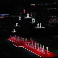 Dalam sejarah Super Bowl, halftime show selalu menyuguhkan aksi panggung yang spektakuler dari para musisi dunia. Michael Jackson, Beyonce, Aerosmith, Janet Jackson, Katy Perry adalah beberapa di antaranya. Tak mau menyia-nyiakan momen berprestise tersebut, Rihanna memberikan penampilan maksimal selama 13 menit. Membuka dengan lagu Bitch Better Have My Money, ia muncul di atas panggung yang melayang. (Foto: Getty Images/Sean M. Haffey)