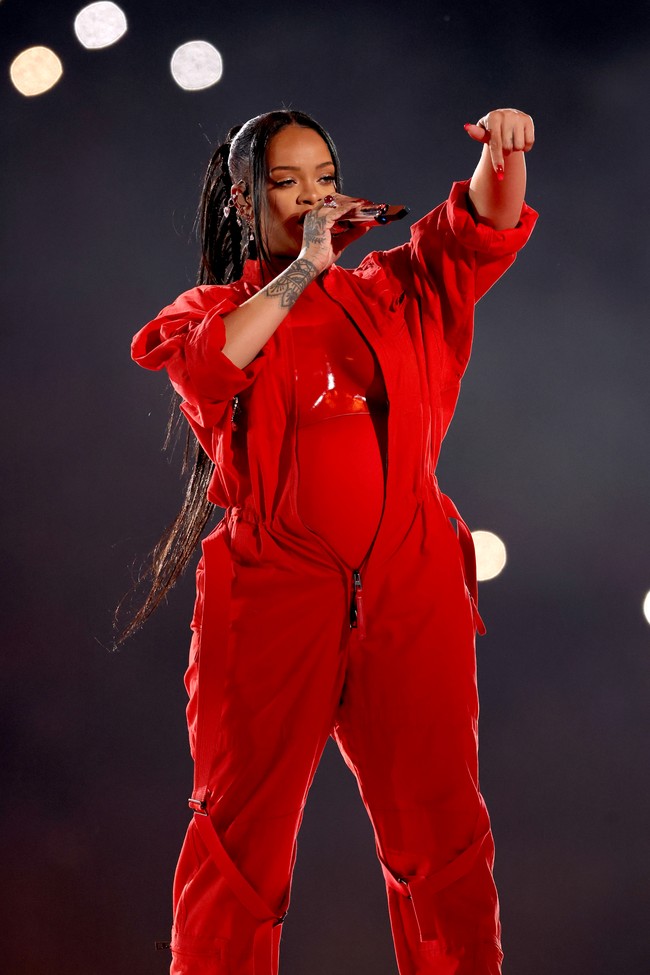 Jumpsuit yang dipakai memperlihatkan perutnya yang membesar sehingga memicu rumor soal kehamilan. Setelah netizen ramai membahas soal rumor tersebut, jubir Rihanna mengonfirmasi bahwa ia memang sedang berbadan dua. Namun tak dijelaskan lebih rinci usia janinnya. Sekali lagi Rihanna menyajikan gaya berpakaian ibu hamil yang berbeda. Kali ini dalam versi tertutup, setelah gaun lingerie transparannya di fashion show Dior tahun lalu. (Foto: Gregory Shamus/Getty Images)