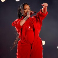 Jumpsuit yang dipakai memperlihatkan perutnya yang membesar sehingga memicu rumor soal kehamilan. Setelah netizen ramai membahas soal rumor tersebut, jubir Rihanna mengonfirmasi bahwa ia memang sedang berbadan dua. Namun tak dijelaskan lebih rinci usia janinnya. Sekali lagi Rihanna menyajikan gaya berpakaian ibu hamil yang berbeda. Kali ini dalam versi tertutup, setelah gaun lingerie transparannya di fashion show Dior tahun lalu. (Foto: Gregory Shamus/Getty Images)