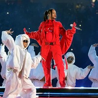 Ia memakai jumpsuit merah bergaya militer dari rumah mode Loewe yang dirancang khusus oleh Jonathan Anderson. Jumpsuit tersebut terbuka setengah sehingga mengekspos baju berlapis bra kulit bergaya surealis yang diadaptasi dari koleksi Loewe Fall 2022. (Foto: Kevin Mazur/Getty Images for Roc Nation)