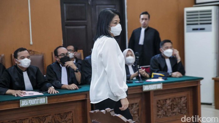 Giliran Putri Candrawathi Jalani Sidang Vonis Giliran Putri Candrawathi yang menghadapi sidang vonis terkait kasus pembunuhan Yosua. Putri dituntut 8 tahun penjara oleh jaksa.