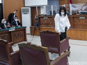 Putri Candrawathi Juga Diminta Berdiri Hakim Sebelum Divonis 20 Tahun Bui