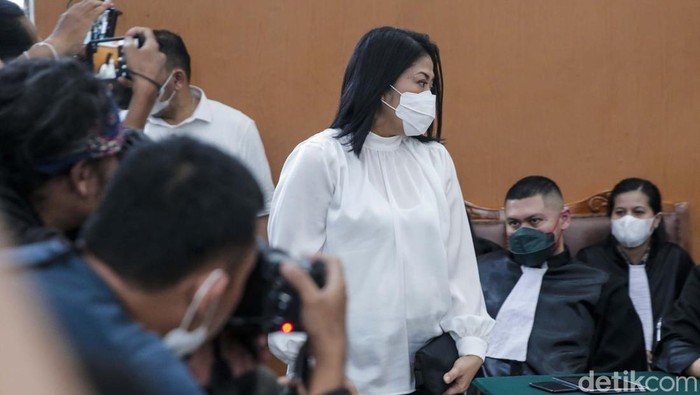 Giliran Putri Candrawathi yang menghadapi sidang vonis terkait kasus pembunuhan Yosua. Putri dituntut 8 tahun penjara oleh jaksa.