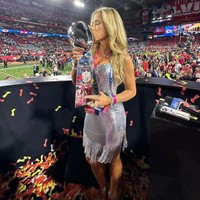 Sedangkan ketika menonton pertandingan SuperBowl antara Kansas City Chiefs melawan Philadelphia Eagles, wanita 23 tahun itu mengenakan dress silver lain dengan aksen rumbai yang juga mengekspos tubuh seksinya. Foto: Instagram @graciehunt