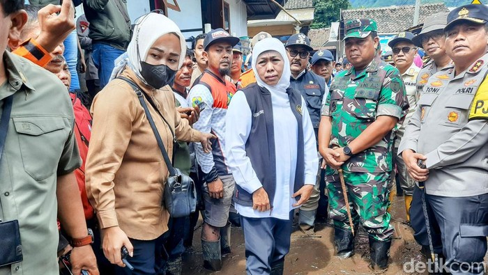 Gubernur Khofifah Indar Parawansa meninjau banjir bandang di Ijen, Bondowoso