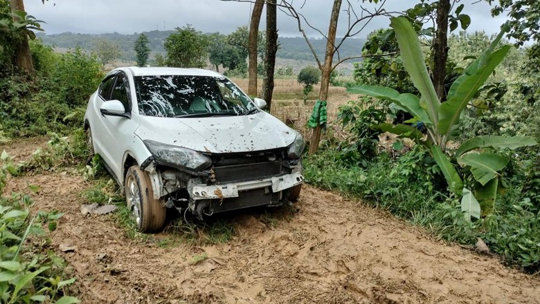 Kondisi mobil HRV yang nyasar di tengah Hutan Tambakromo, pati.