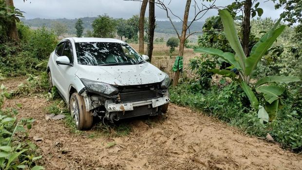 Kondisi mobil HRV yang nyasar di tengah Hutan Tambakromo, pati.
