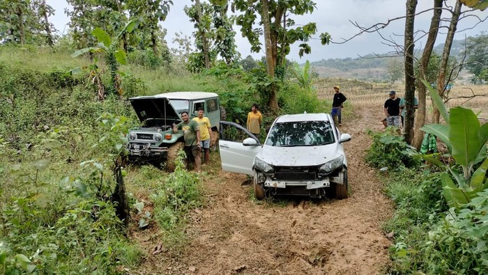 Kondisi mobil HRV yang nyasar di tengah Hutan Tambakromo, Pati.