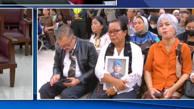 Ibunda Yosua, Rosti Simanjuntak, memeluk foto Yosua di ruang sidang PN Jaksel (TV Pool)