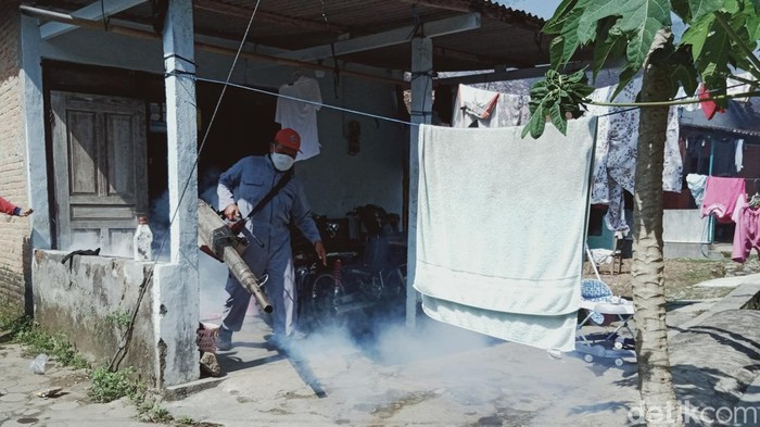 Ilustrasi. Petugas Dinas Kesehatan Klaten melakukan fogging. Foto diunggah Senin (13/2/2023).