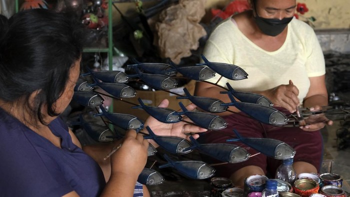 Perajin menyelesaikan pembuatan kerajinan berbahan plat besi di Desa Dauh Peken, Tabanan, Bali, Senin (13/2/2023). Kerajinan yang dibuat secara manual tersebut pada tahun 2023 ini menerima pesanan untuk ekspor ke luar negeri yakni Prancis, Inggris, Spanyol, Italia, Amerika Serikat, dan Australia dengan harga jual Rp15.000 - Rp700.000 per buah sesuai bentuk dan ukuran. ANTARA FOTO/Nyoman Hendra Wibowo/rwa.