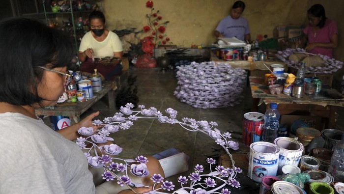 Intip Kerajinan Besi di Bali yang Tembus ke Luar Negeri Perajin menyelesaikan pembuatan kerajinan berbahan plat besi di Desa Dauh Peken, Tabanan, Bali, Senin (13/2/2023). Kerajinan yang dibuat secara manual tersebut pada tahun 2023 ini menerima pesanan untuk ekspor ke luar negeri yakni Prancis, Inggris, Spanyol, Italia, Amerika Serikat, dan Australia dengan harga jual Rp15.000 - Rp700.000 per buah sesuai bentuk dan ukuran. ANTARA FOTO/Nyoman Hendra Wibowo/rwa.