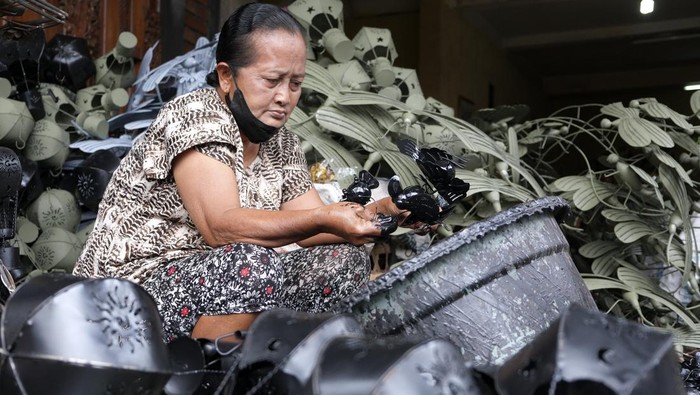 Intip Kerajinan Besi di Bali yang Tembus ke Luar Negeri Perajin menyelesaikan pembuatan kerajinan berbahan plat besi di Desa Dauh Peken, Tabanan, Bali, Senin (13/2/2023). Kerajinan yang dibuat secara manual tersebut pada tahun 2023 ini menerima pesanan untuk ekspor ke luar negeri yakni Prancis, Inggris, Spanyol, Italia, Amerika Serikat, dan Australia dengan harga jual Rp15.000 - Rp700.000 per buah sesuai bentuk dan ukuran. ANTARA FOTO/Nyoman Hendra Wibowo/rwa.
