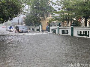 Banjir Makassar Setinggi Leher Orang Dewasa Diprediksi Terjadi hingga Sore