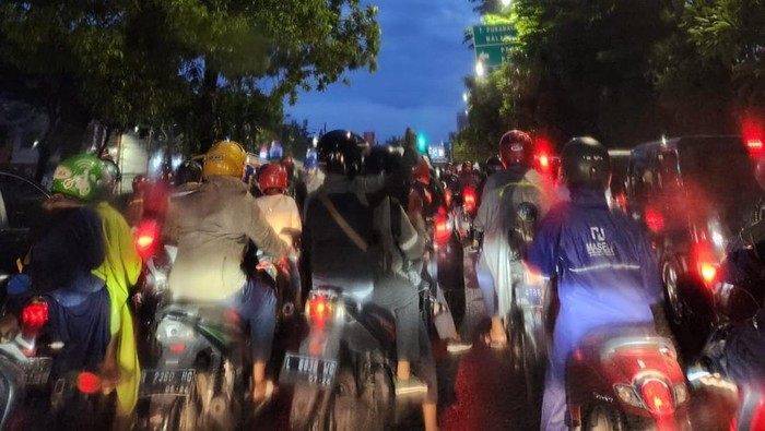 jalan surabaya macet