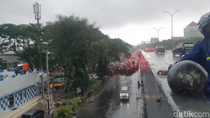 Jalan Urip Sumoharjo direndam banjir picu kemacetan parah.