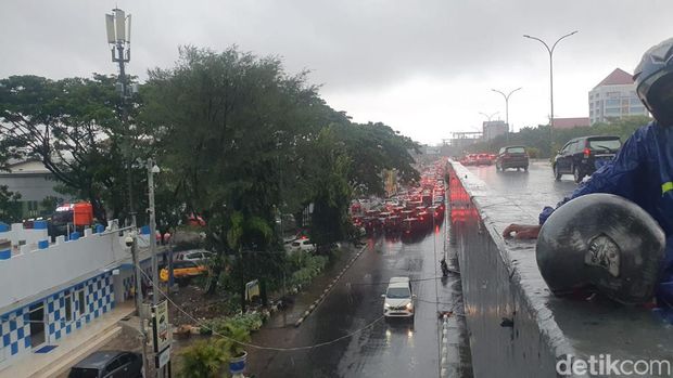 Jalan Urip Sumoharjo direndam banjir picu kemacetan parah.