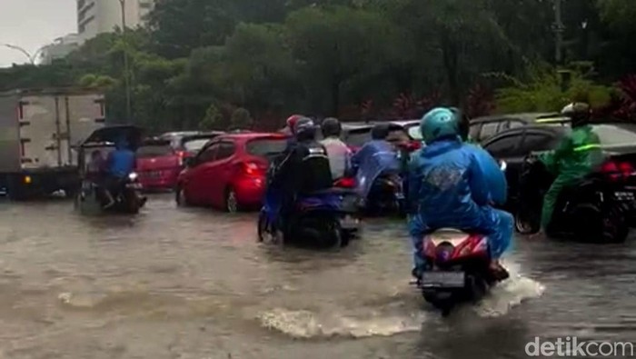 Jalan Urip Sumoharjo direndam banjir picu kemacetan parah.
