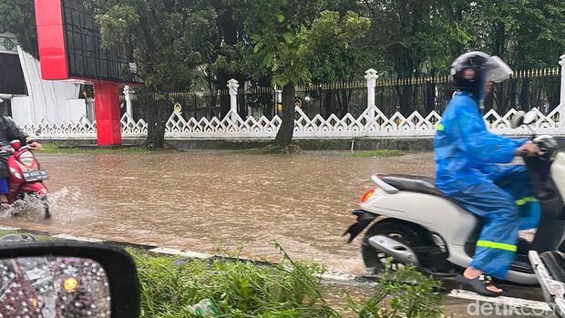 Jalan Urip Sumoharjo direndam banjir picu kemacetan parah.