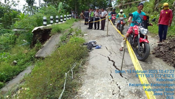 Jalan yang ambles di Blitar akibat tanah gerak ditutup