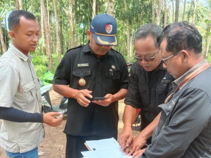 Kades Kandangan Riyono survei lapangan rencana pembangunan jembatan gantung