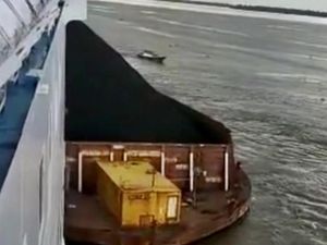 2 Kapal Tabrakan di Kalsel, Batu Bara yang Diangkut Tongkang Hanyut ke Laut