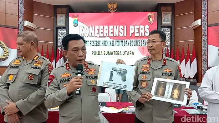 Kapolda Sumut Irjen RZ Panca Putra Simanjuntak saat memaparkan kasus penembakan eks anggota DPRD Langkat. (Finta Rahyuni/detikSumut)
