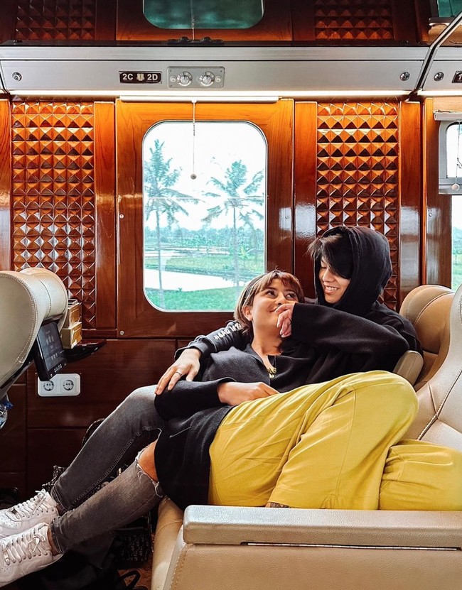 Dalam foto-foto yang dibagikan terlihat Karin dan Jonathan Alden kerap bepergian bersama. Keduanya pun tampak sudah tak canggung lagi membagaikan kemesraan mereka ke publik. Foto: Instagram/@narinkovilda