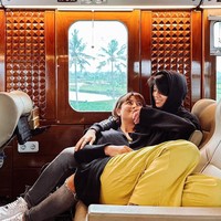 Dalam foto-foto yang dibagikan terlihat Karin dan Jonathan Alden kerap bepergian bersama. Keduanya pun tampak sudah tak canggung lagi membagaikan kemesraan mereka ke publik. Foto: Instagram/@narinkovilda