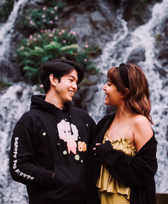 Jonathan Alden sendiri mulai dikenal publik usai dirinya mengikuti MasterChef Indonesia season 9. Berusia 1 tahun lebih muda dari Karin Novilda, namun keduanya selalu berhasil tampil kompak dan mesra. Foto: Instagram/@narinkovilda