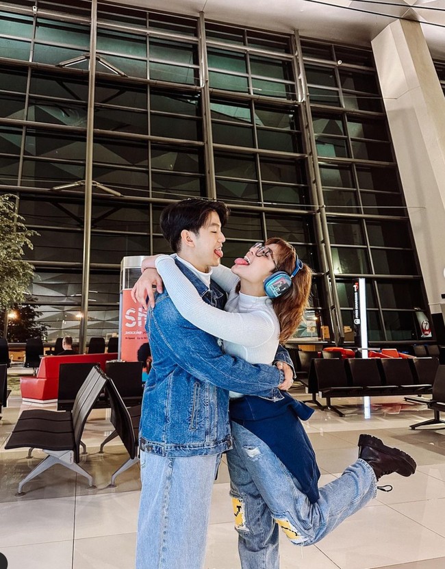 Dari sejak di bandara hingga sampai di Jepang, Karin dan Jonathan tak henti membagikan momen kebersamaan mereka. Terlihat keduanya tampil kompak mengenakan busana bernuansa denim. Foto: Instagram/@narinkovilda