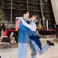 Dari sejak di bandara hingga sampai di Jepang, Karin dan Jonathan tak henti membagikan momen kebersamaan mereka. Terlihat keduanya tampil kompak mengenakan busana bernuansa denim. Foto: Instagram/@narinkovilda