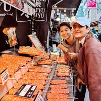 Bisa menghabiskan waktu berlibur bersama, ekspresi bahagia terlihat jelas di wajah Karin dan Jonathan. Dalam foto terlihat ketika keduanya tengah berkuliner di Jepang. Foto: Instagram/@narinkovilda