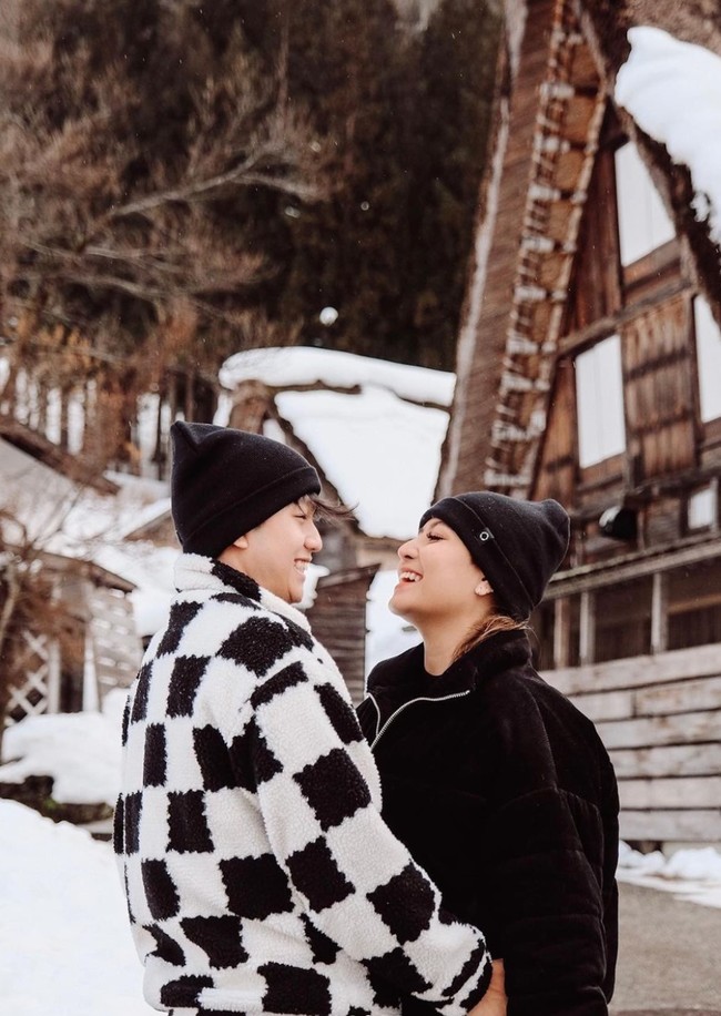 Bagikan momen bersama di tengah salju, keduanya tampak begitu mesra sambil saling bertatapan dan tertawa. Foto: Instagram/@narinkovilda