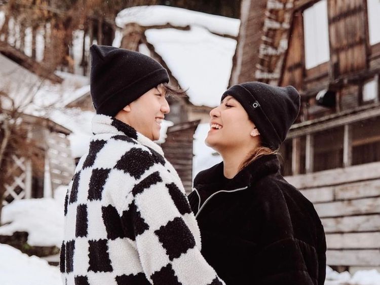 8 Foto Mesra Awkarin & Pacar Baru yang Tengah Liburan Bareng ke Jepang