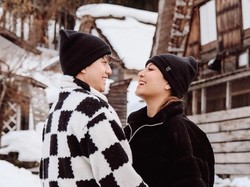 8 Foto Mesra Awkarin & Pacar Baru yang Tengah Liburan Bareng ke Jepang
