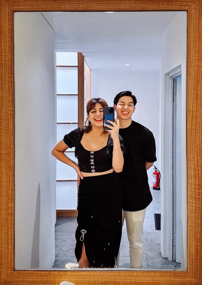 Selebgram Karin Novilda atau yang lebih dikenal dengan nama Awkarin kini sudah memiliki kekasih baru usai putus dari Gangga. Melalui akun Instagramnya Awkarin kerap membagikan momen kebersamaanya dengan sang kekasih. Foto: Instagram/@narinkovilda