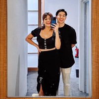 Selebgram Karin Novilda atau yang lebih dikenal dengan nama Awkarin kini sudah memiliki kekasih baru usai putus dari Gangga. Melalui akun Instagramnya Awkarin kerap membagikan momen kebersamaanya dengan sang kekasih. Foto: Instagram/@narinkovilda