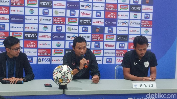 Karteker Pelatih PSIS Semarang M Ridwan dalam sesi konferensi pers usai laga melawan Dewa United di Stadion Jatidiri, Semarang, Senin (13/2/2023).