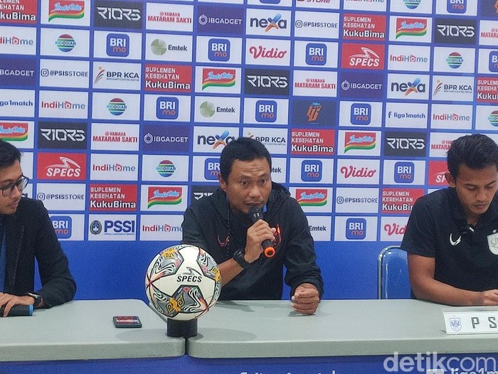 Karteker Pelatih PSIS Semarang M Ridwan dalam sesi konferensi pers usai laga melawan Dewa United di Stadion Jatidiri, Semarang, Senin (13/2/2023).