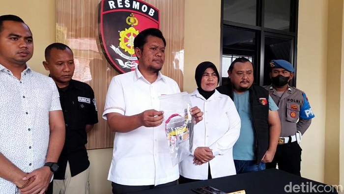 Kasat Reskrim Polres Brebes menunjukkan barang bukti berupa pisau dalam kasus pembunuhan, Senin (13/2/2023).