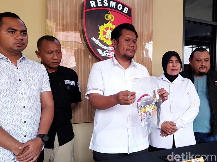 Kasat Reskrim Polres Brebes menunjukkan barang bukti berupa pisau dalam kasus pembunuhan, Senin (13/2/2023).