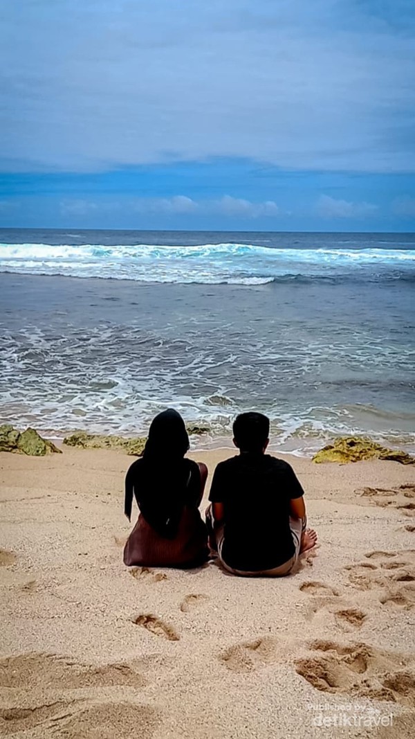 Kami beristirahat dengan duduk di pinggir pantai sembari melihat ombak dan makan bekal karena tidak ada pedagang