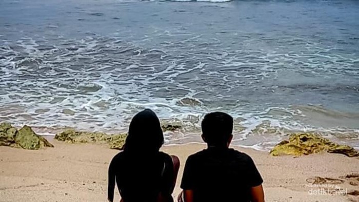 Kami beristirahat dengan duduk di pinggir pantai sembari melihat ombak dan makan bekal karena tidak ada pedagang
