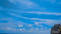 Kami mengabadikan pemandangan pantai yang indah ini dengan berfoto