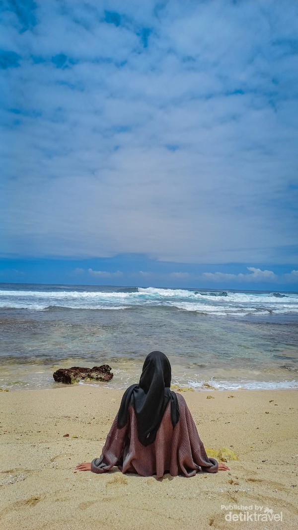 Gaya andalan perempuan jika berfoto di pantai hanya terlihat punggungnya saja