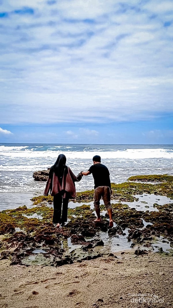 Ombak di pantai Ngrawah tidak terlalu besar dan terdapat karang di dekat tebing namun jika ingin berjalan harus hati hati karena banyak bulu babi.