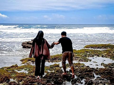 Ombak di pantai Ngrawah tidak terlalu besar dan terdapat karang di dekat tebing namun jika ingin berjalan harus hati hati karena banyak bulu babi.