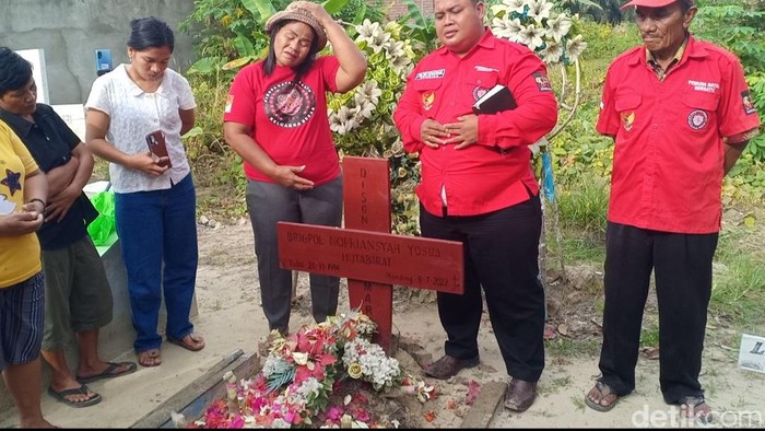 Keluarga di makam Yosua Hutabarat. (Ferdi Almunanda/detikSumut) Keluarga di makam Yosua Hutabarat. (Ferdi Almunanda/detikSumut)